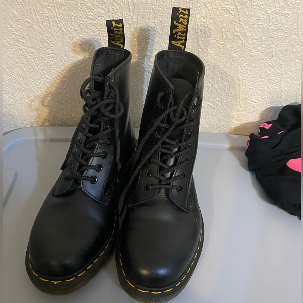Size 8M 9L Dr martens